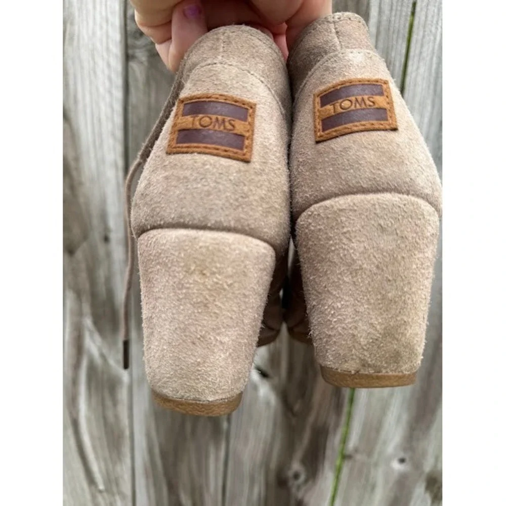 Boho Casual TOMS Desert Wedge Booties Size 8 Taupe Suede Lace Up Chukka